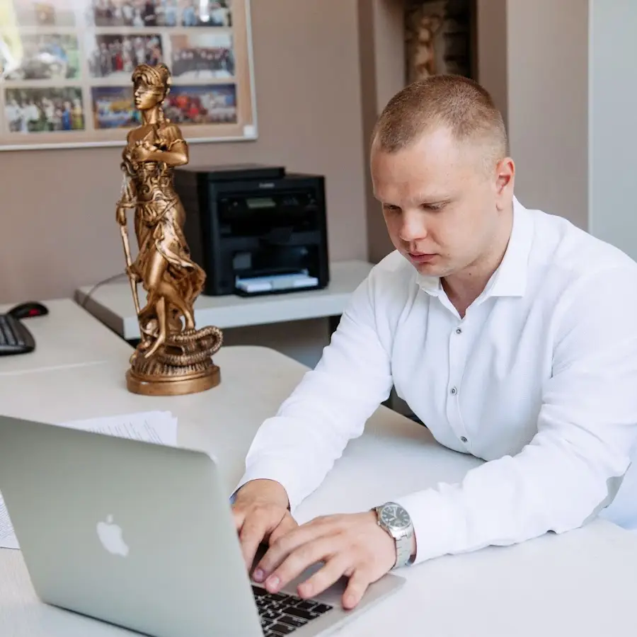 АДВОКАТ АНДРІЙ КОЗИРЄВ