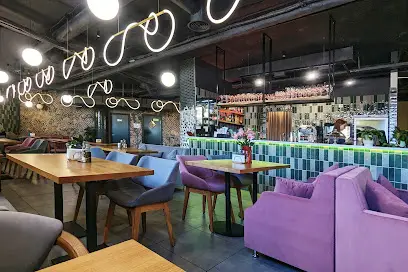 Різотто смажить Паелью