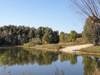 Пляж у озера