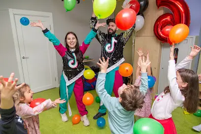 WOW Party - організація дитячих свят. Організація дитячого Дня народження.Аніматори Київ. Шоу програми. Гелієві кульки.