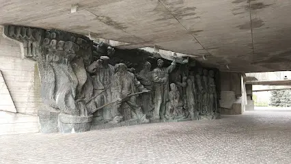 Галерея героїв фронту і тилу з бронзовими горельєфними композиціями