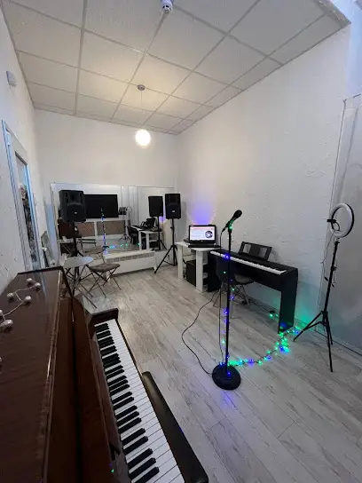 Музична школа "Соломрія" - заняття з вокалу, фортепіано, гітари та барабанів у Києві