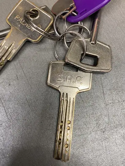 Виготовлення Ключів\Заточка ножів\Дверні Замки\Сейфи