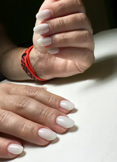 Манікюр/нарощення нігтів