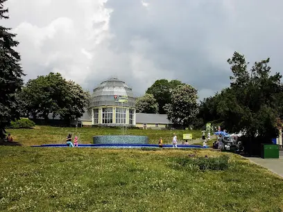 Фонтан біля оранжереї